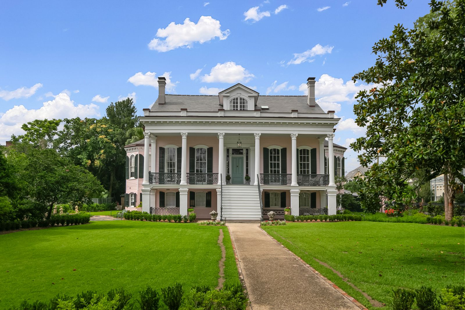 Greek Revival mansion in the Garden District of New Orleans